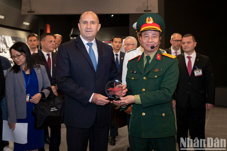 越南军事历史博物馆馆长黎武辉大校向保加利亚总统鲁门·拉德夫赠送纪念品。