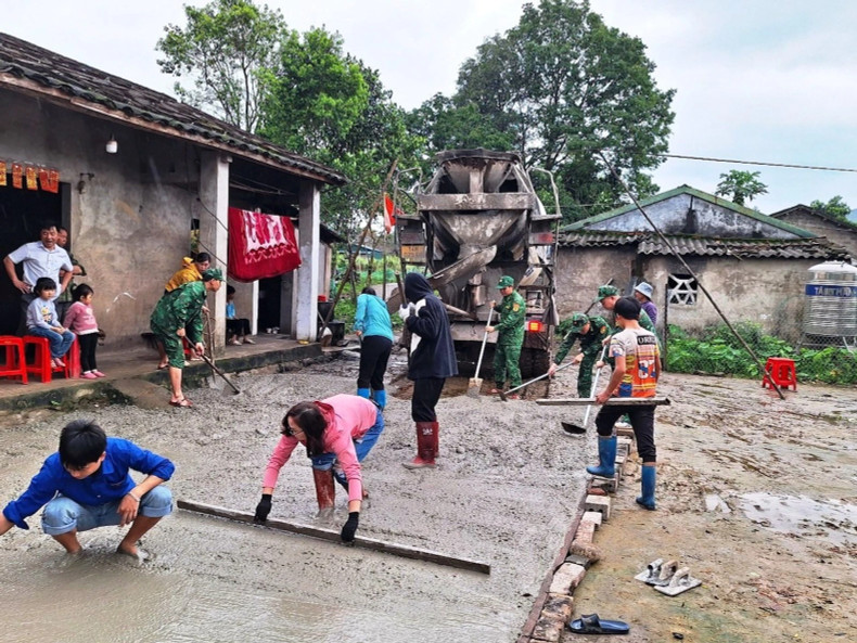 埔痕（Pò Hèn）边防站的干部、战士帮助海山乡人民修建农村公路。