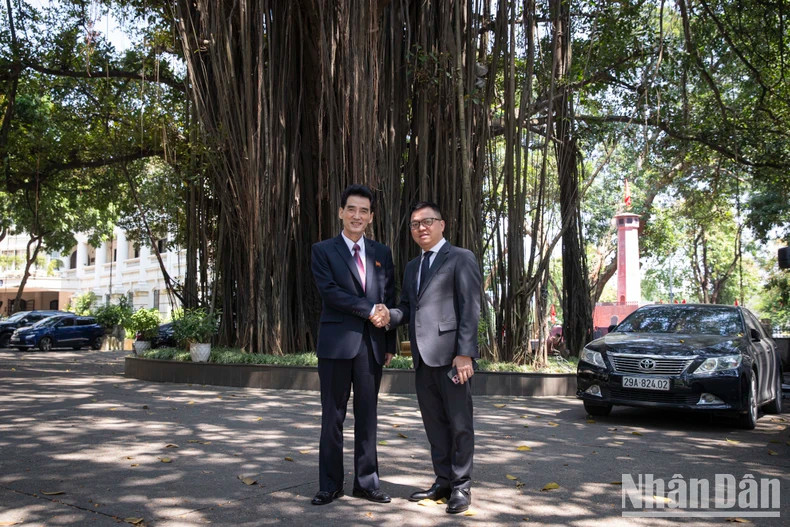 越南《人民报》社总编辑黎国明和朝鲜驻越南大使李成国合影留念。