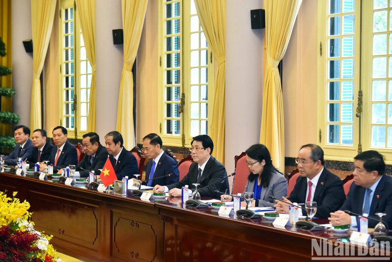 越南国家主席梁强和越方代表团成员参加会谈。