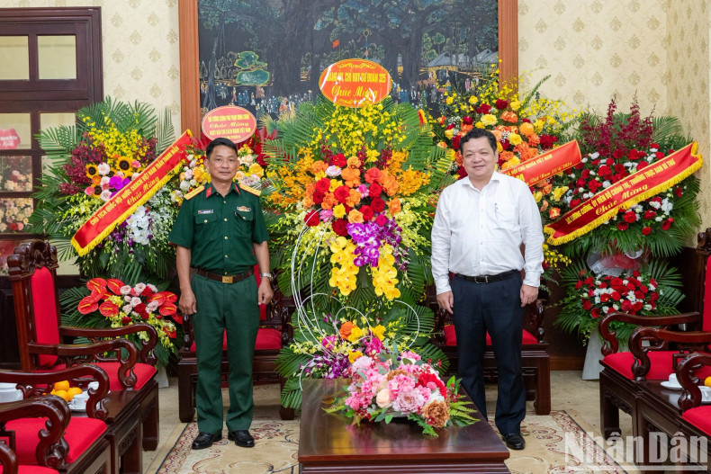 第12军团325师代表前来祝贺《人民报》社。 第12军团325师代表前来祝贺《人民报》社。