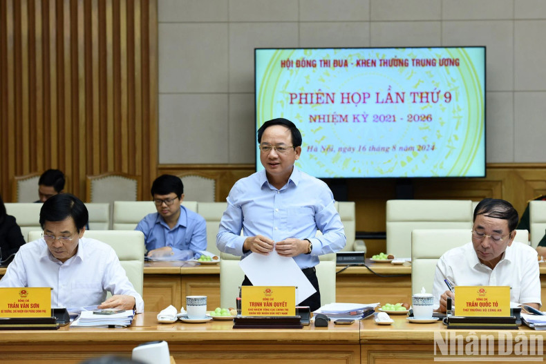 越南人民军总政治局主任郑文决上将在会上发表讲话。