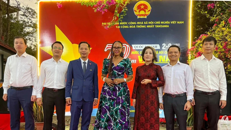 越南驻坦桑尼亚大使馆隆重举行庆祝越南社会主义共和国成立79周年招待会。