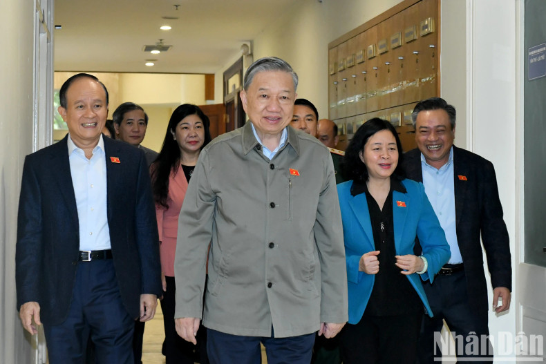 苏林总书记和各位代表。