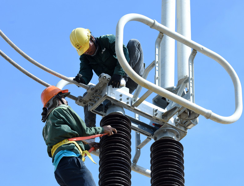 工人在清化省500千伏变电站施工安装。