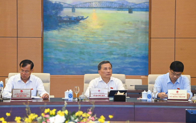 国会常委会委员出席会议。