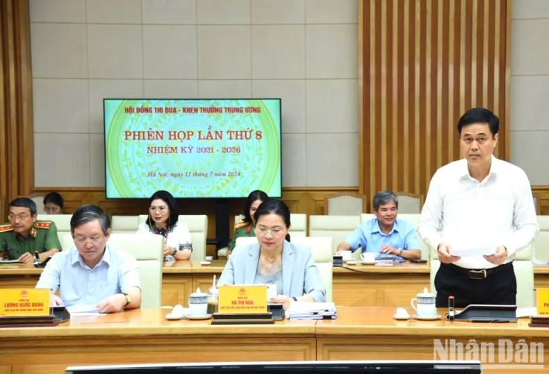 与会代表发表讲话。