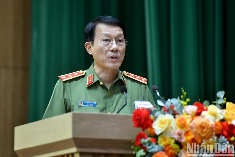 越共中央委员、公安部部长梁叁光上将在会上发表讲话。 越共中央委员、公安部部长梁叁光上将在会上发表讲话。