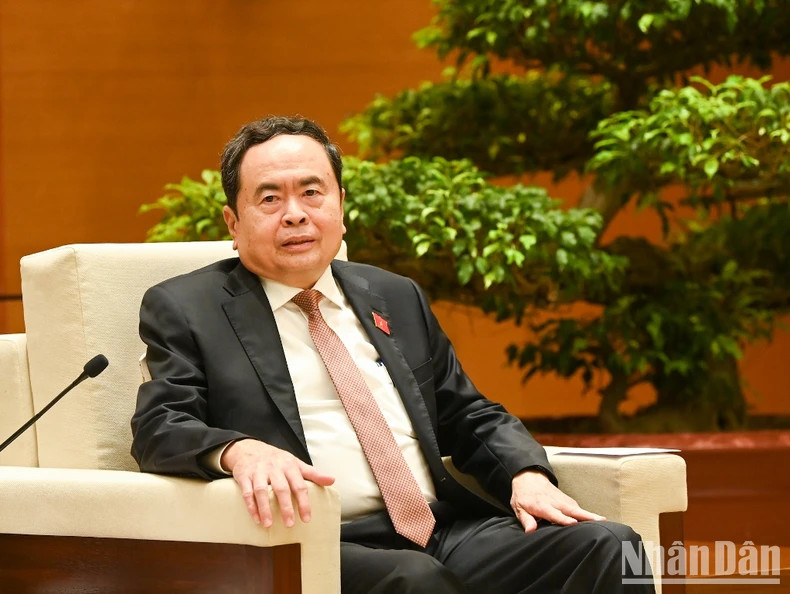 越南国会主席陈青敏在会见时发表讲话。