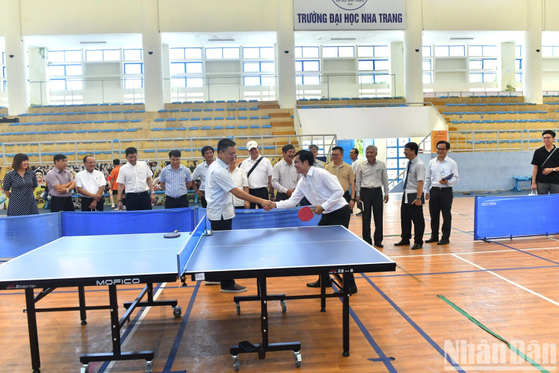 《人民报》社干部与芽庄大学领导进行乒乓球交流。