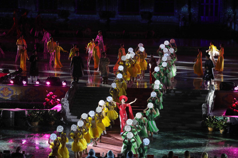 开幕式的艺术表演吸引了众多观众前来观看。 开幕式的艺术表演吸引了众多观众前来观看。