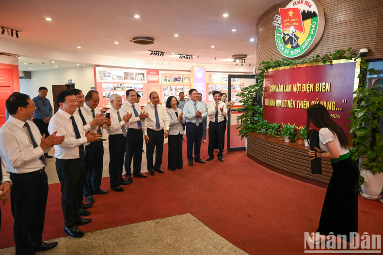 党和国家领导、前领导参观奠边府历史大捷博物馆。