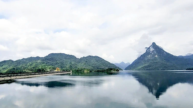 清理宣光水电站水库区域垃圾。