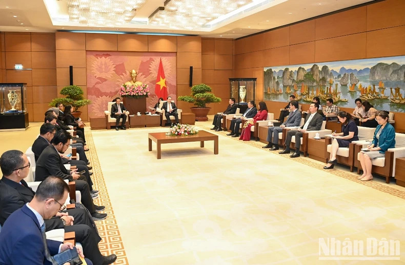 越南国会主席陈青敏会见印度尼西亚参议院副主席马胡丁。