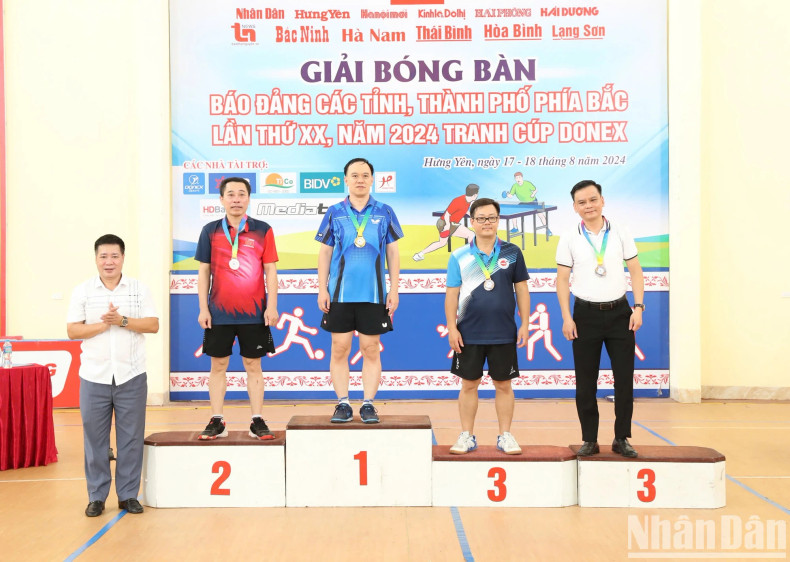 《人民报》社记者吴越英获得领导男子单打第一名。 《人民报》社记者吴越英获得领导男子单打第一名。