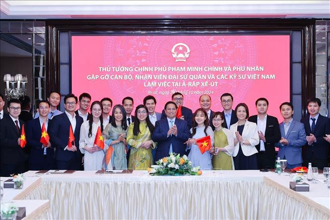 政府总理范明正与旅居沙特阿拉伯越南人会面。(图片来源:越通社) 政府总理范明正与旅居沙特阿拉伯越南人会面。(图片来源:越通社)