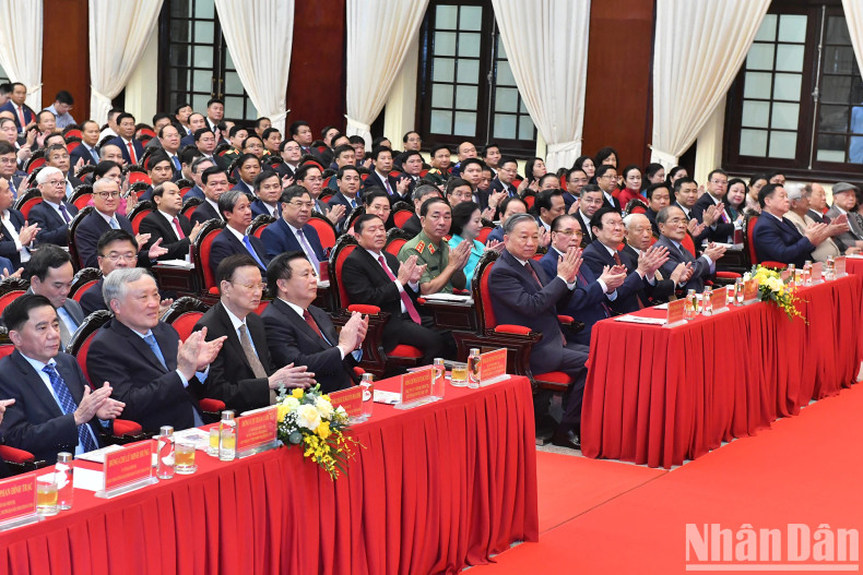 越共中央总书记、国家主席苏林与党和国家领导、前领导一同出席。 越共中央总书记、国家主席苏林与党和国家领导、前领导一同出席。