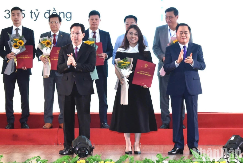 谅山省领导向企业代表颁发投资许可证。