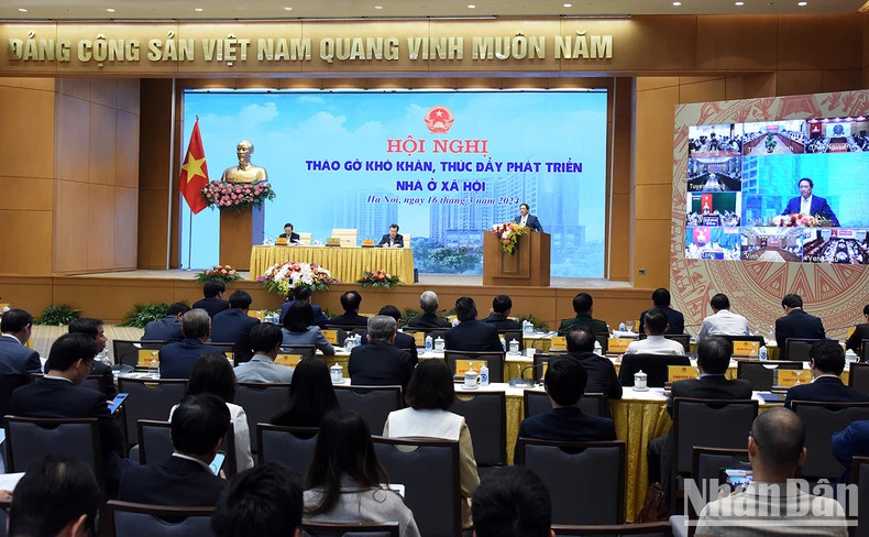 范明正总理在会上发表讲话。