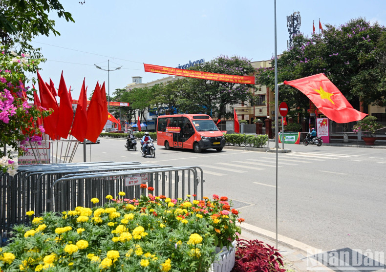 奠边府市街头装饰华丽,国旗飘扬,鲜花盛开迎5·7奠边府大捷纪念典礼。 奠边府市街头装饰华丽,国旗飘扬,鲜花盛开迎5·7奠边府大捷纪念典礼。