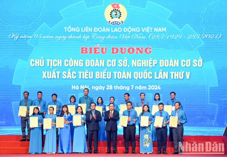 国会主席陈青敏和越南劳动总联合会主席阮廷康向全国优秀基层工会主席颁发标志和证书。 国会主席陈青敏和越南劳动总联合会主席阮廷康向全国优秀基层工会主席颁发标志和证书。