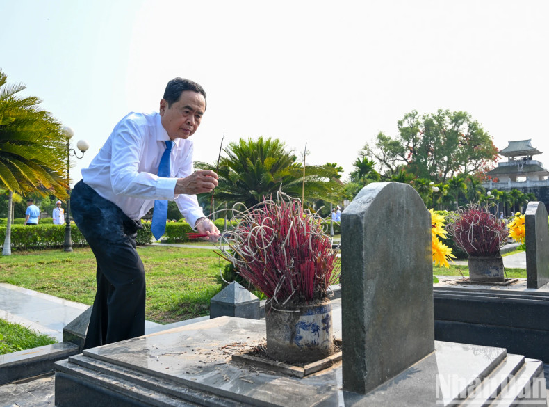 越共中央政治局委员、国会常务副主席陈青敏在A1国家烈士陵园上香缅怀各位英雄烈士。