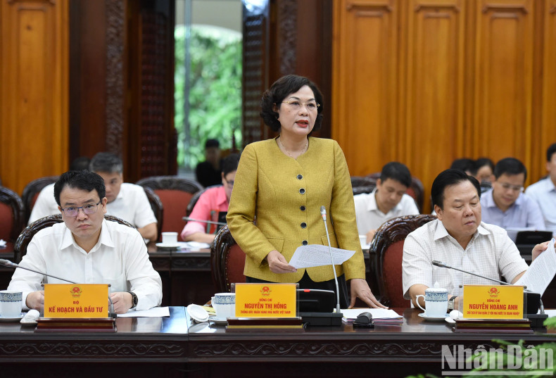 越南国家银行行长阮氏红在会上发表讲话。 越南国家银行行长阮氏红在会上发表讲话。