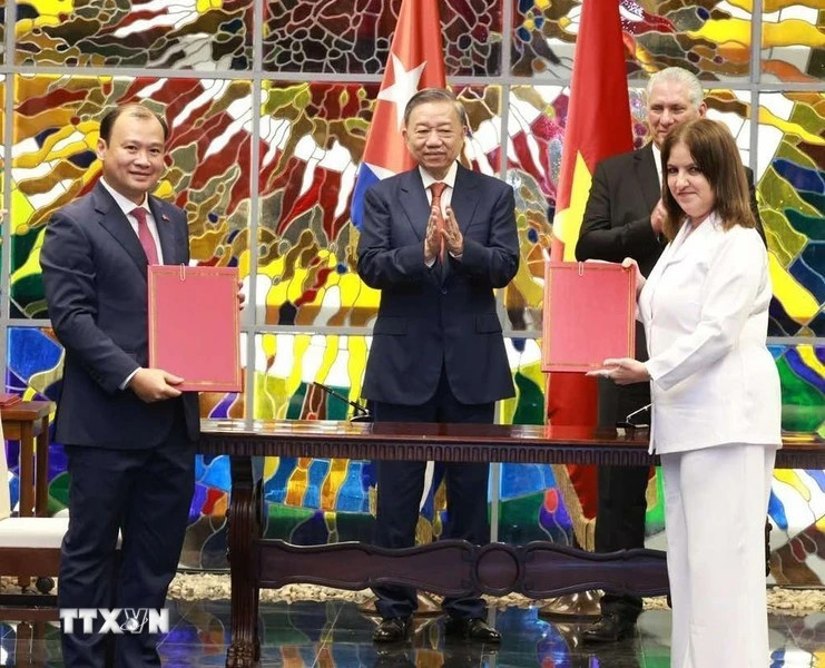 越共中央总书记、国家主席苏林和古共中央第一书记、古巴国家主席米格尔·迪亚斯-卡内尔·贝穆德斯出席越南《共产主义杂志》与古巴《社会主义杂志》合作文件签字仪式。(图片来源:越通社) 越共中央总书记、国家主席苏林和古共中央第一书记、古巴国家主席米格尔·迪亚斯-卡内尔·贝穆德斯出席越南《共产主义杂志》与古巴《社会主义杂志》合作文件签字仪式。(图片来源:越通社)