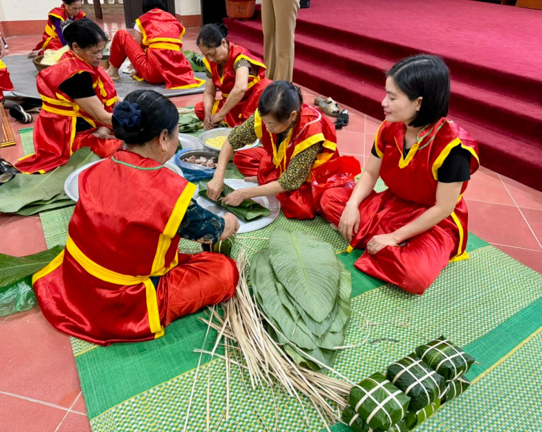 此前,明农坊人民举行包粽子舂糍粑比赛,敬献各位雄王。 此前,明农坊人民举行包粽子舂糍粑比赛,敬献各位雄王。