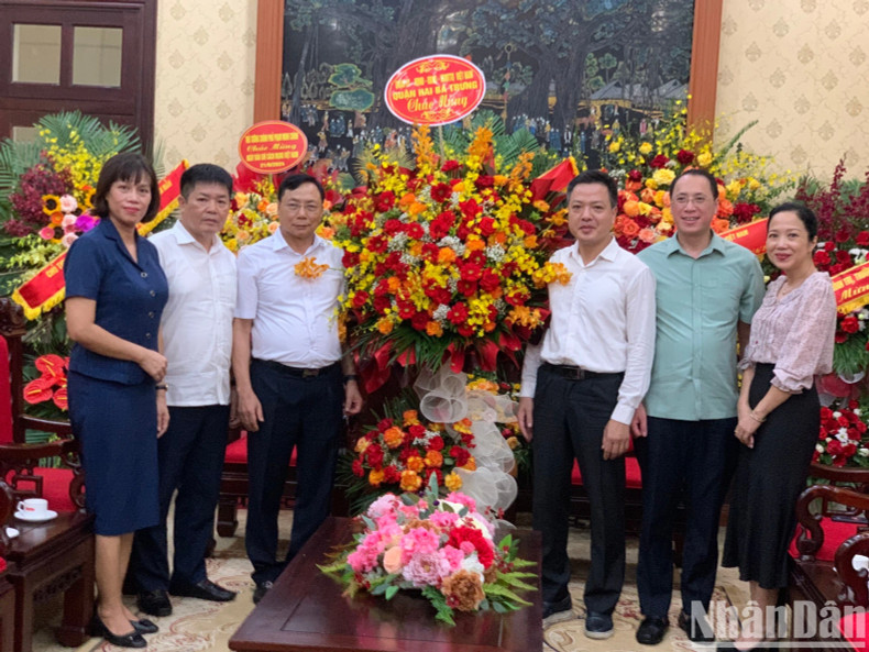 二征夫人郡委代表团前来祝贺《人民报》社。 二征夫人郡委代表团前来祝贺《人民报》社。
