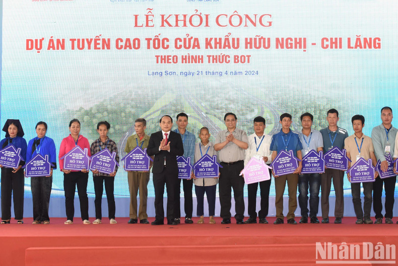 范明正总理和谅山省领导向本省与该项目相关的30户家庭赠送礼物。