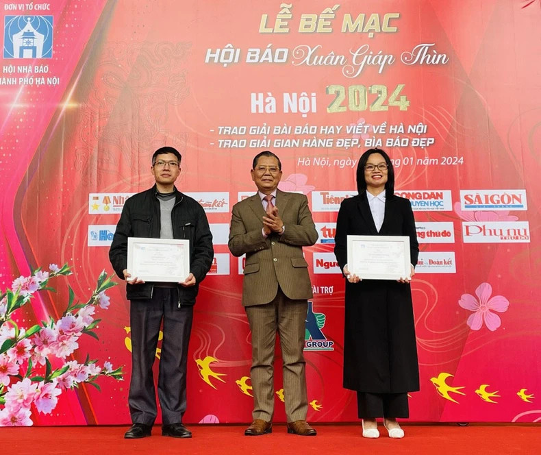 《人民报》和《河内人杂志》荣获2024年河内市甲辰春节特刊封面印象奖。