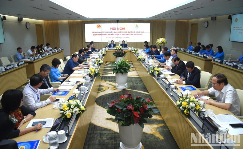 政府总理范明正对越南劳动总联合会所提出的12项意见建议提出意见。 政府总理范明正对越南劳动总联合会所提出的12项意见建议提出意见。