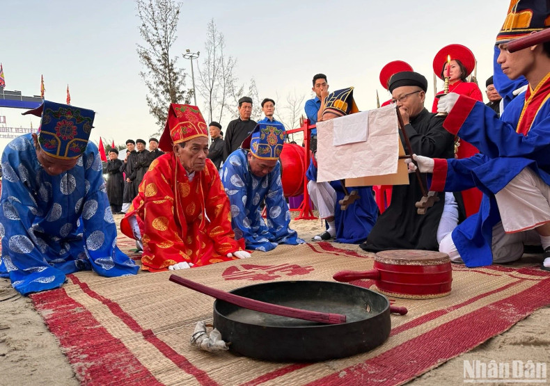 老年人们举行迎神礼仪。（英桃 摄）