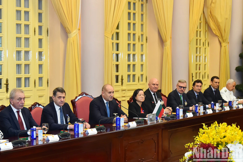 保加利亚总统鲁门·拉德夫和保方代表团成员参加会谈。