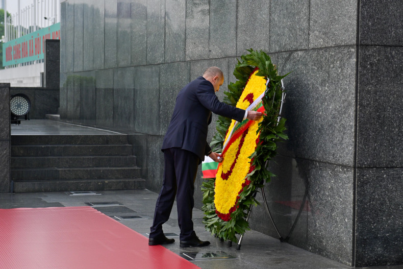 保加利亚总统鲁门·拉德夫整理花圈上的飘带。 保加利亚总统鲁门·拉德夫整理花圈上的飘带。