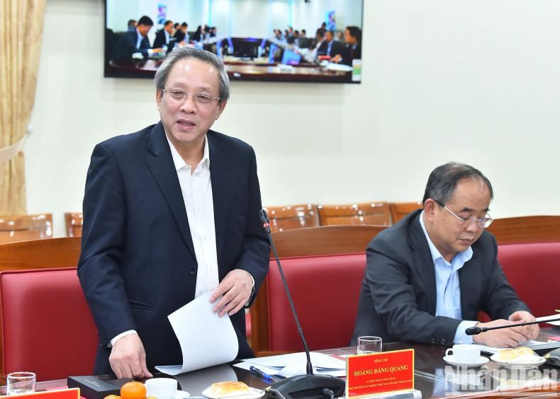 与会代表发表讲话。 与会代表发表讲话。