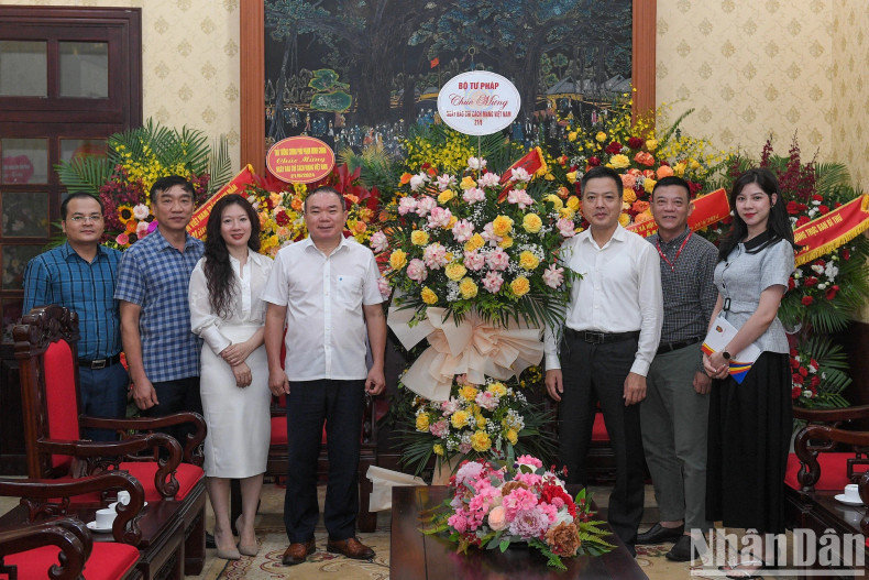 司法部代表团前来祝贺《人民报》社。 司法部代表团前来祝贺《人民报》社。