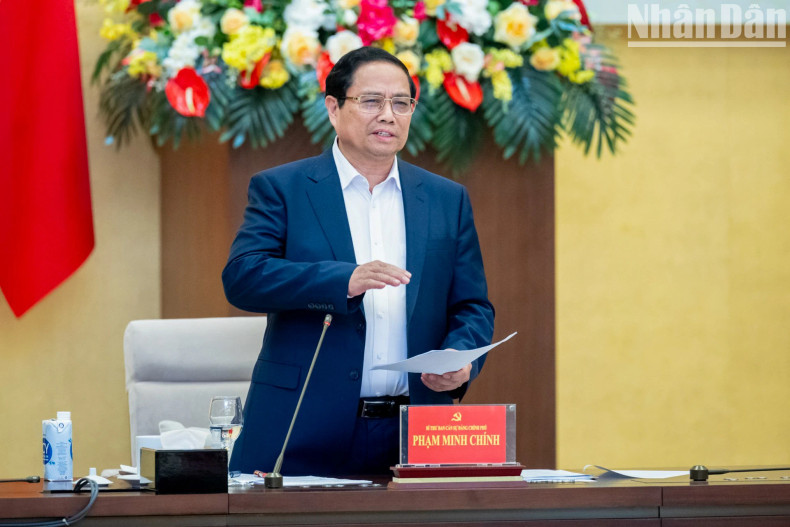 政府总理范明正在会上发表讲话。 政府总理范明正在会上发表讲话。