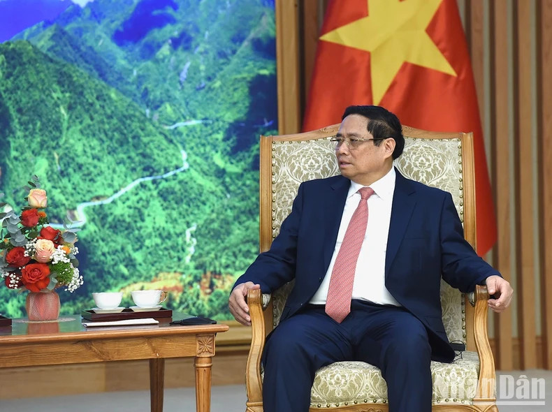 越南政府总理范明正在会见法国国防部长塞巴斯蒂安·勒科尔努时发表讲话。