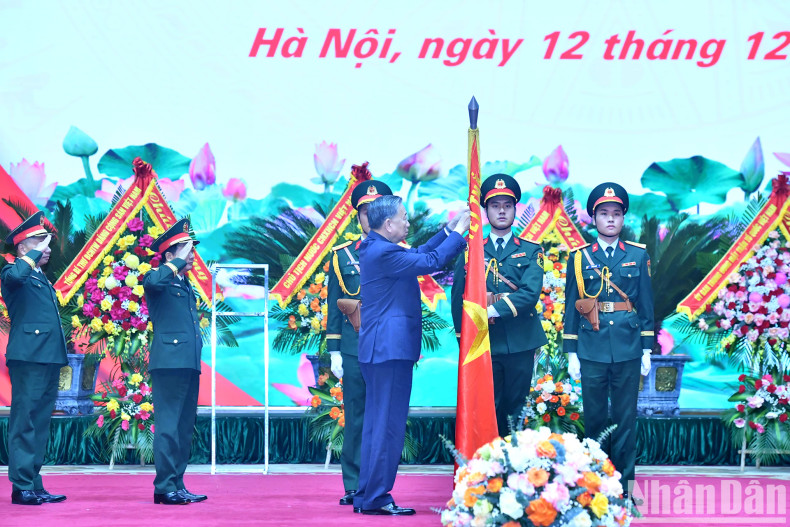 苏林总书记向越南人民军总政治局授予一级独立勋章。