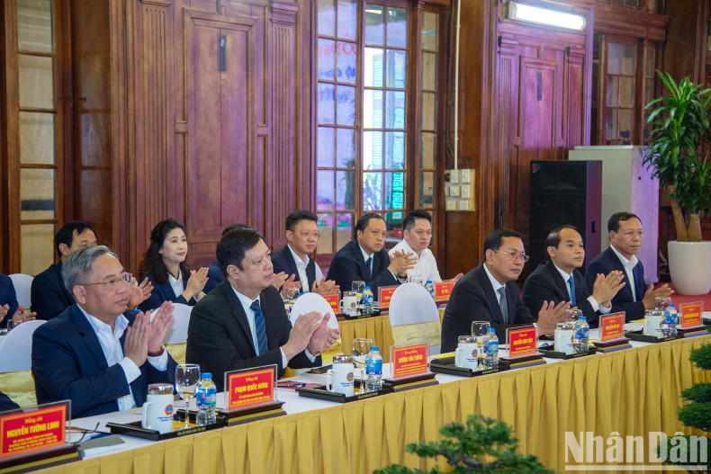 最高人民法院领导出席会议。 最高人民法院领导出席会议。