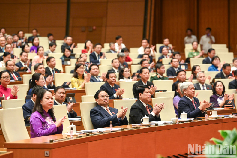 国家代主席武氏映春,政府总理范明正,越共中央书记处书记、越南人民军总政治局主任梁强,越南祖国阵线中央委员会主席杜文战和各位国会代表出席国会主席陈青敏就职宣誓仪式。 国家代主席武氏映春,政府总理范明正,越共中央书记处书记、越南人民军总政治局主任梁强,越南祖国阵线中央委员会主席杜文战和各位国会代表出席国会主席陈青敏就职宣誓仪式。