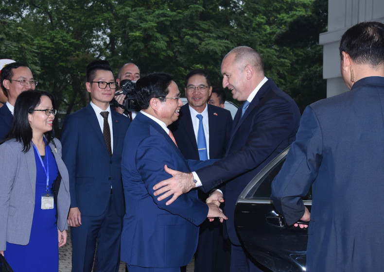 越南政府总理范明正欢迎保加利亚总统鲁门·拉德夫。 越南政府总理范明正欢迎保加利亚总统鲁门·拉德夫。