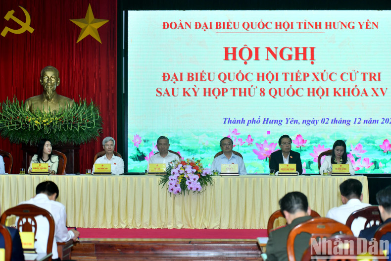 越共中央总书记苏林和兴安省国会代表团代表在第十五届国会第八次会议结束后会见兴安省的选民。