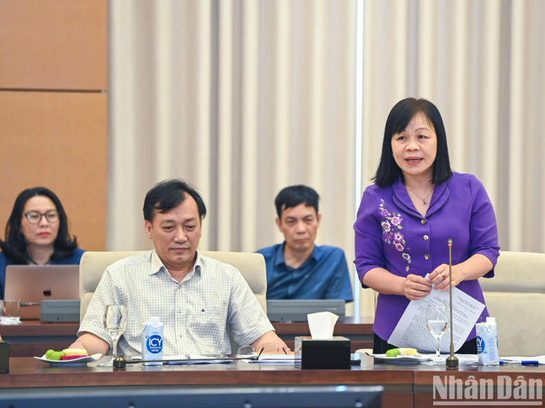 国会文化教育委员会副主任阮氏梅花发表讲话。 国会文化教育委员会副主任阮氏梅花发表讲话。