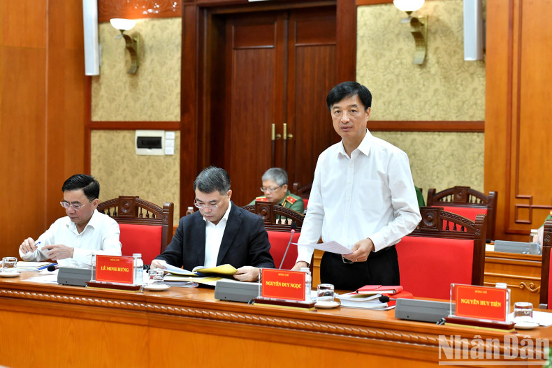 越共中央书记处书记、中央办公厅主任阮维玉在会上发表讲话。 越共中央书记处书记、中央办公厅主任阮维玉在会上发表讲话。