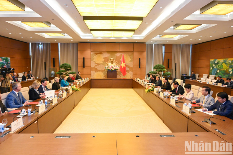 越南国会主席王廷惠会见美国参议员克尔斯滕·吉利布兰德一行。 越南国会主席王廷惠会见美国参议员克尔斯滕·吉利布兰德一行。