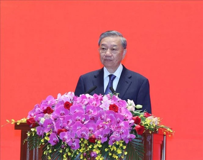 越共中央总书记、国家主席苏林在会上发表讲话。 越共中央总书记、国家主席苏林在会上发表讲话。