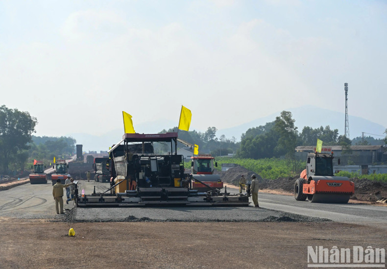边和-头顿高速公路建设项目一期工程经过同奈和巴地头顿两省,全长53.7公里。该项目分为三个子项目,其中子项目一由同奈省为主管单位,子项目二主管单位为交通运输部。子项目三主管单位为巴地头顿省,长19.5公里。 边和-头顿高速公路建设项目一期工程经过同奈和巴地头顿两省,全长53.7公里。该项目分为三个子项目,其中子项目一由同奈省为主管单位,子项目二主管单位为交通运输部。子项目三主管单位为巴地头顿省,长19.5公里。